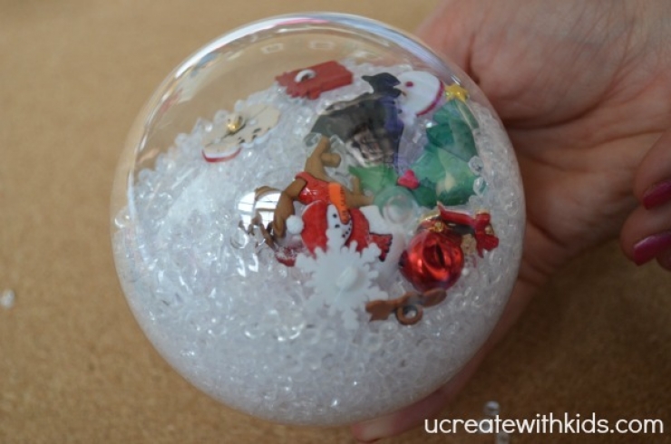 Illustration de l'article : 33 incroyables idées pour décorer des boules de Noël en verre… Des créations de génie !