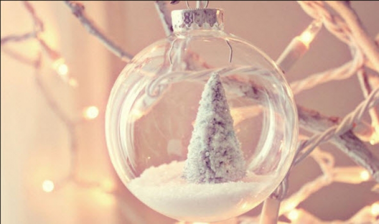 Illustration de l'article : 33 incroyables idées pour décorer des boules de Noël en verre… Des créations de génie !
