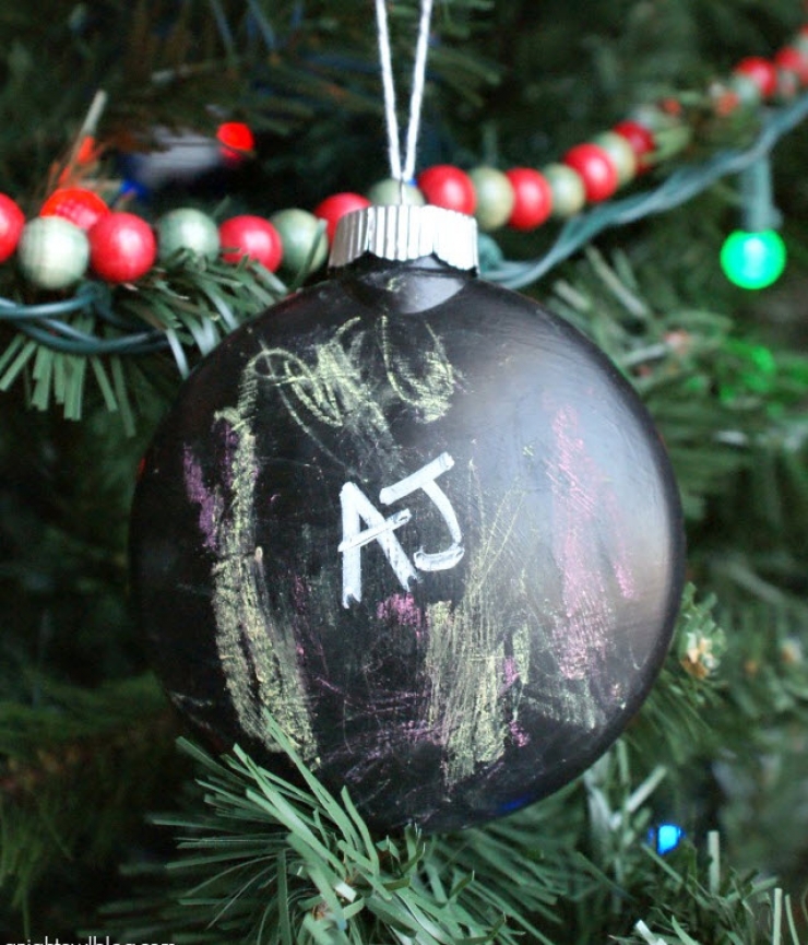 Illustration de l'article : 33 incroyables idées pour décorer des boules de Noël en verre… Des créations de génie !