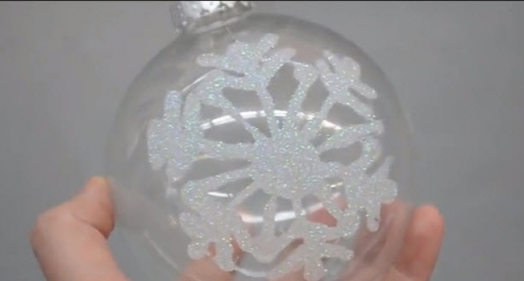 Illustration de l'article : 33 incroyables idées pour décorer des boules de Noël en verre… Des créations de génie !