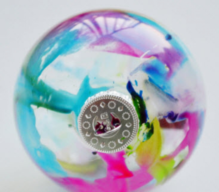 Illustration de l'article : 33 incroyables idées pour décorer des boules de Noël en verre… Des créations de génie !