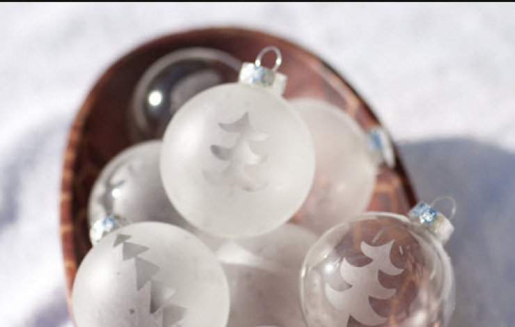 Illustration de l'article : 33 incroyables idées pour décorer des boules de Noël en verre… Des créations de génie !