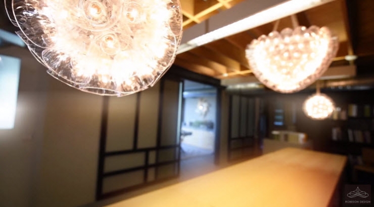 Illustration de l'article : Elle perce des verres en plastique pour créer une magnifique décoration pour Noël… On dirait que ça vaut une petite fortune !