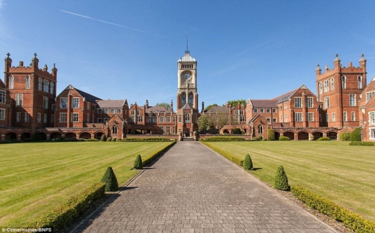 Illustration de l'article : L'un des lieux de tournage de Harry Potter est d&eacute;sormais propos&eacute; &agrave; la vente. Avis aux (fortun&eacute;s) amateurs !