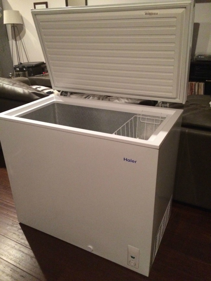 Illustration de l'article : Ce couple récupère un vieux congélateur et sa transformation devrait vous donner l'eau à la bouche... Surtout s'il vous arrive de boire une bonne bière !