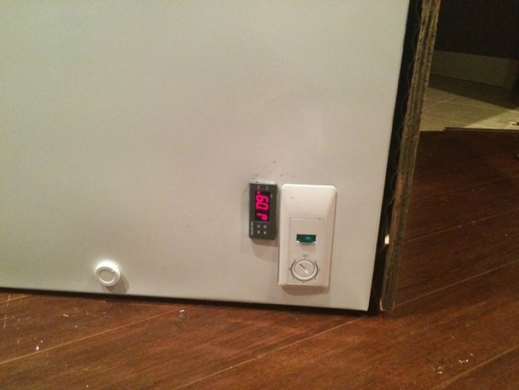 Illustration de l'article : Ce couple récupère un vieux congélateur et sa transformation devrait vous donner l'eau à la bouche... Surtout s'il vous arrive de boire une bonne bière !