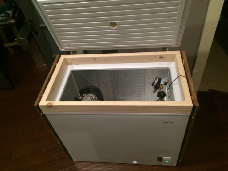 Illustration de l'article : Ce couple récupère un vieux congélateur et sa transformation devrait vous donner l'eau à la bouche... Surtout s'il vous arrive de boire une bonne bière !