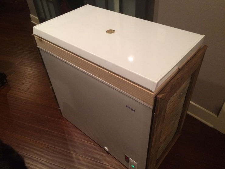 Illustration de l'article : Ce couple récupère un vieux congélateur et sa transformation devrait vous donner l'eau à la bouche... Surtout s'il vous arrive de boire une bonne bière !