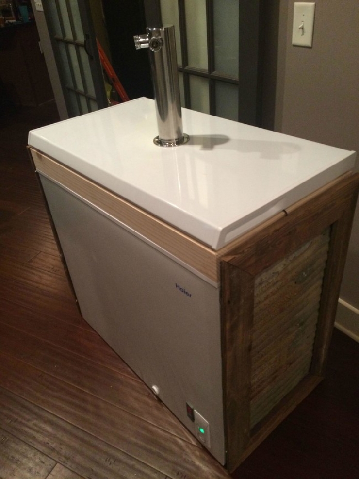 Illustration de l'article : Ce couple récupère un vieux congélateur et sa transformation devrait vous donner l'eau à la bouche... Surtout s'il vous arrive de boire une bonne bière !