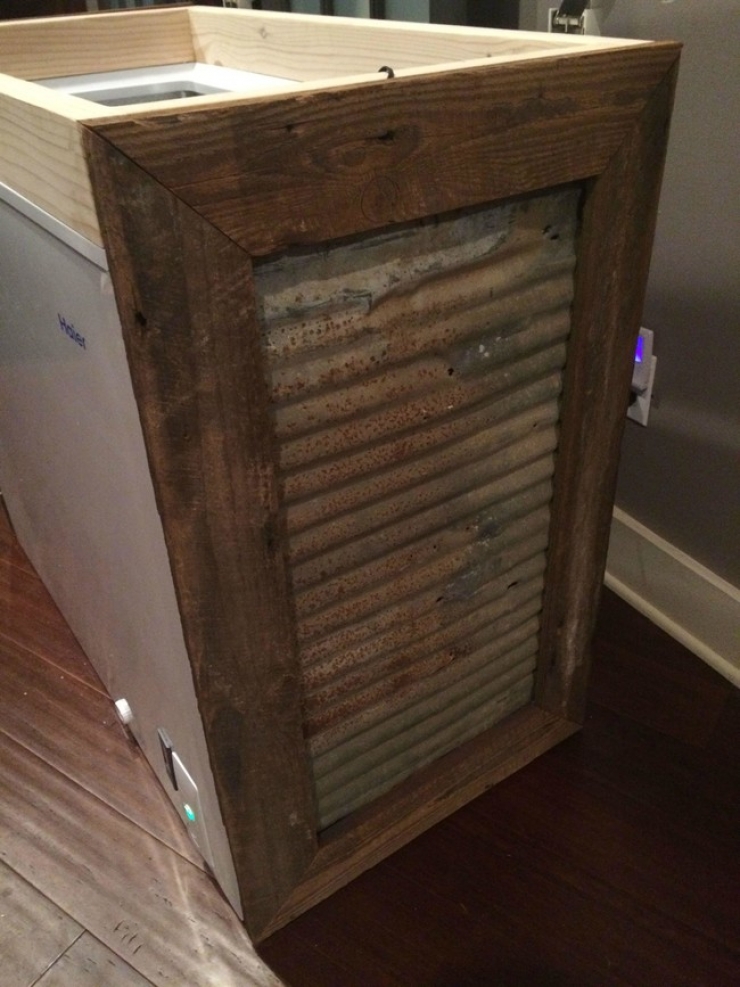 Illustration de l'article : Ce couple récupère un vieux congélateur et sa transformation devrait vous donner l'eau à la bouche... Surtout s'il vous arrive de boire une bonne bière !