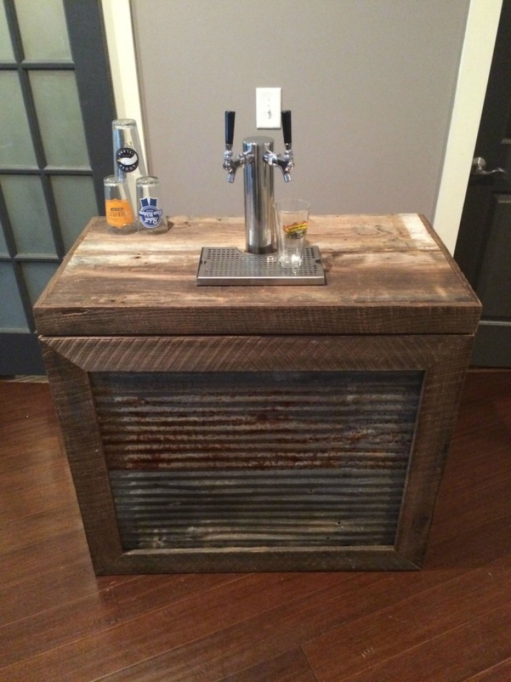 Illustration de l'article : Ce couple récupère un vieux congélateur et sa transformation devrait vous donner l'eau à la bouche... Surtout s'il vous arrive de boire une bonne bière !