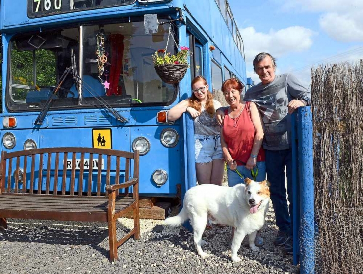 Illustration de l'article : Ils transforment un vieux bus à deux étages en un petit cocon très sympa...