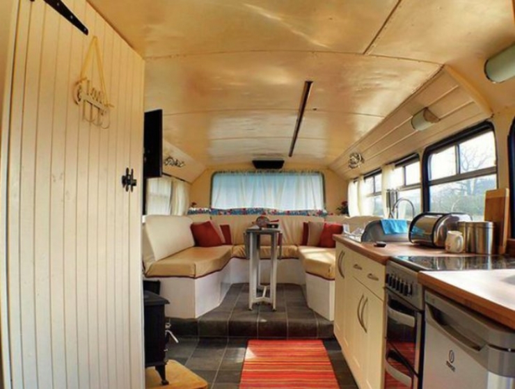 Illustration de l'article : Ils transforment un vieux bus à deux étages en un petit cocon très sympa...