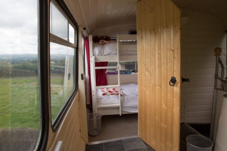 Illustration de l'article : Ils transforment un vieux bus à deux étages en un petit cocon très sympa...