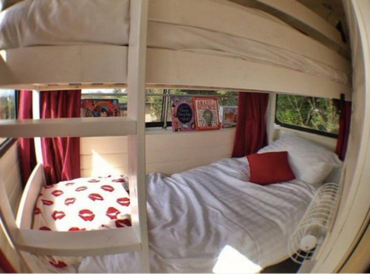 Illustration de l'article : Ils transforment un vieux bus à deux étages en un petit cocon très sympa...