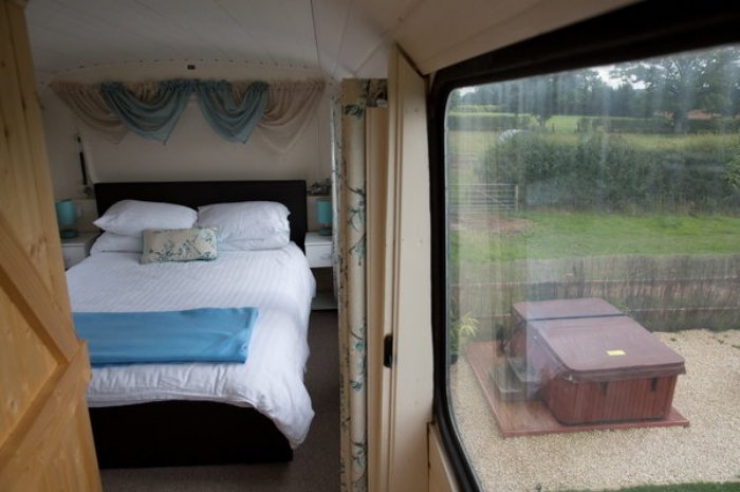 Illustration de l'article : Ils transforment un vieux bus à deux étages en un petit cocon très sympa...