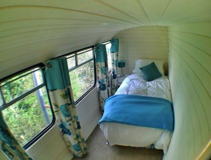 Illustration de l'article : Ils transforment un vieux bus à deux étages en un petit cocon très sympa...