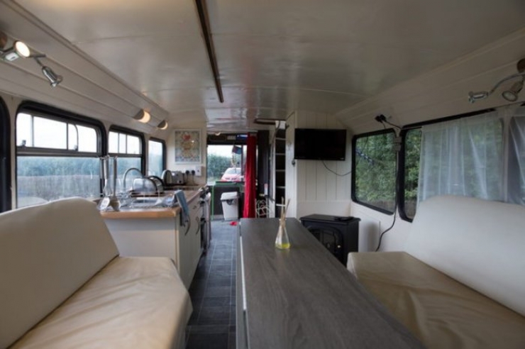 Illustration de l'article : Ils transforment un vieux bus à deux étages en un petit cocon très sympa...