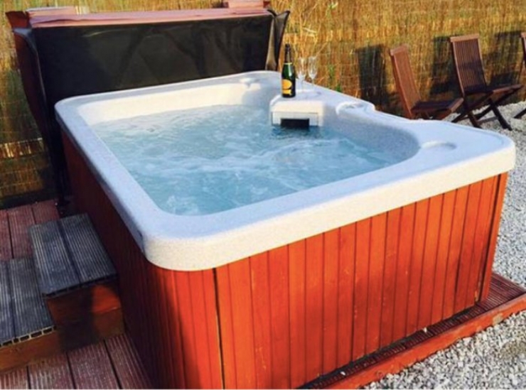 Illustration de l'article : Ils transforment un vieux bus à deux étages en un petit cocon très sympa...