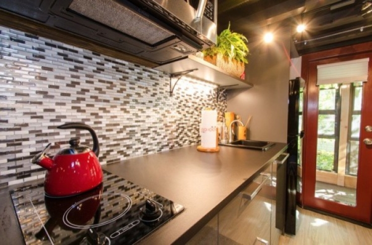 Illustration de l'article : Cette maison est un petit palais, même si elle semble minuscule de l'extérieur... Attendez de voir l'intérieur !