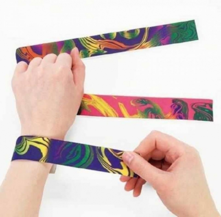 Illustration de l'article : 8  v&ecirc;tements et accessoires des ann&eacute;es 90 qui vont vous faire r&ecirc;ver