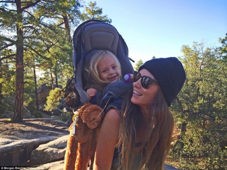 Illustration de l'article : Elle prend sa fille de 3 ans sur le dos et part à l'aventure... Des clichés à couper le souffle !