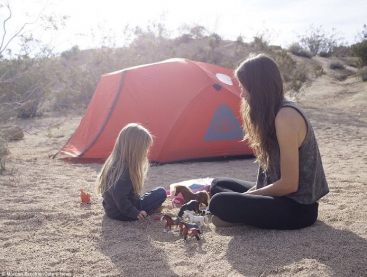 Illustration de l'article : Elle prend sa fille de 3 ans sur le dos et part à l'aventure... Des clichés à couper le souffle !