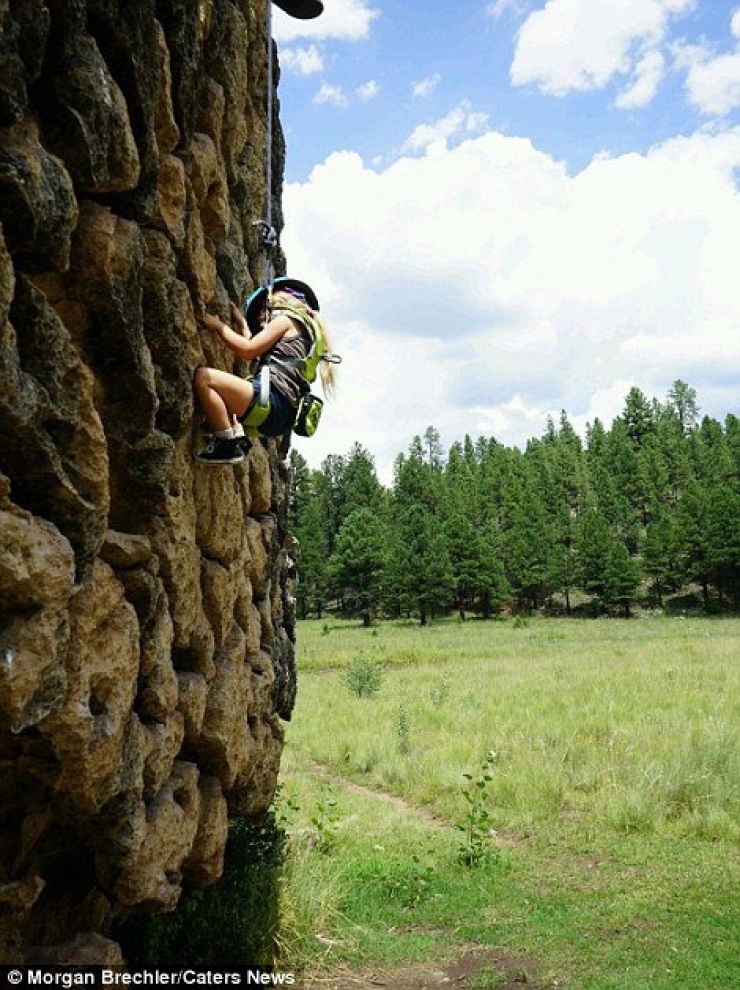 Illustration de l'article : Elle prend sa fille de 3 ans sur le dos et part à l'aventure... Des clichés à couper le souffle !
