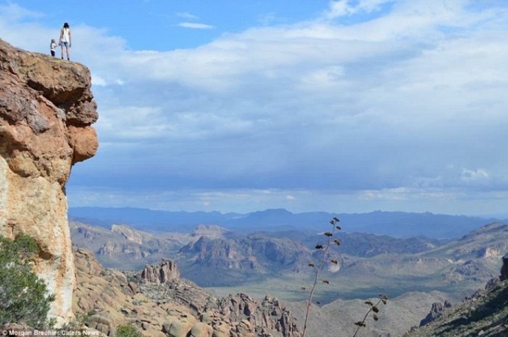 Illustration de l'article : Elle prend sa fille de 3 ans sur le dos et part à l'aventure... Des clichés à couper le souffle !