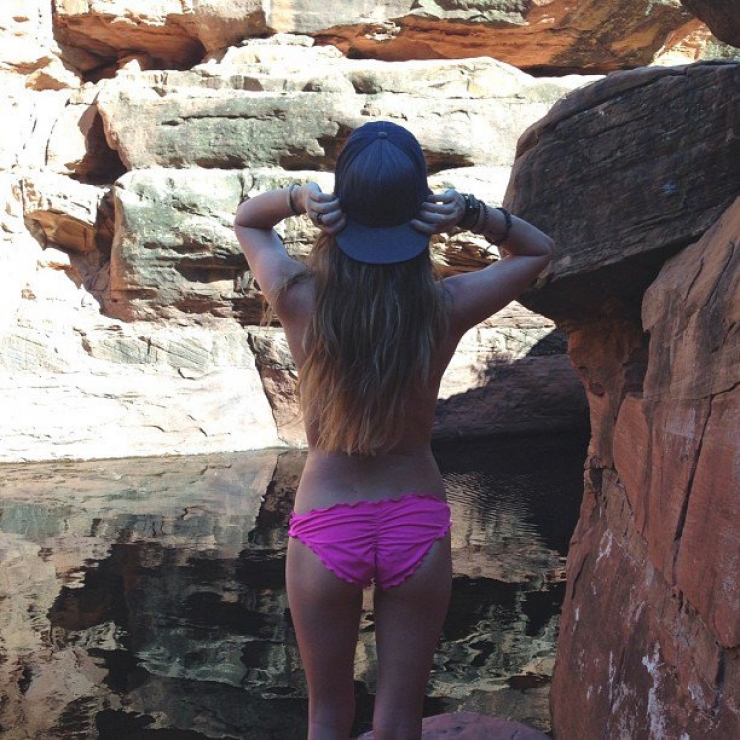 Illustration de l'article : Elle prend sa fille de 3 ans sur le dos et part à l'aventure... Des clichés à couper le souffle !