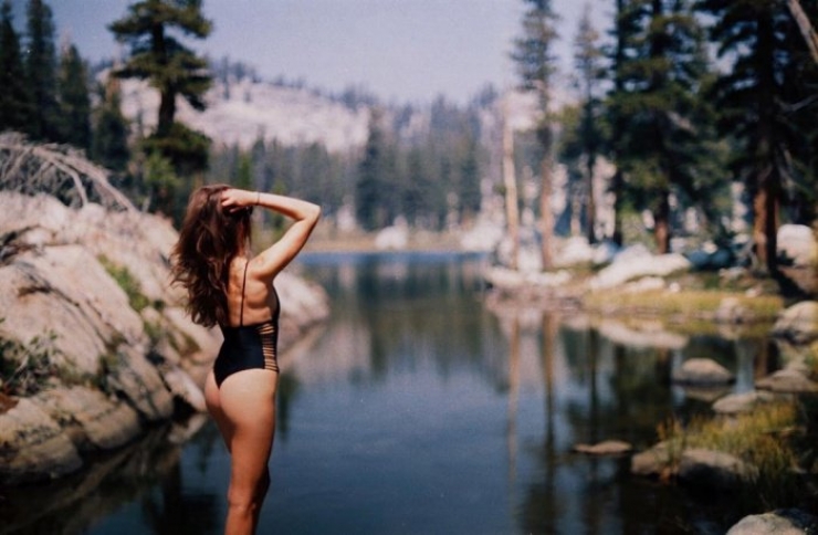 Illustration de l'article : Elle prend sa fille de 3 ans sur le dos et part à l'aventure... Des clichés à couper le souffle !