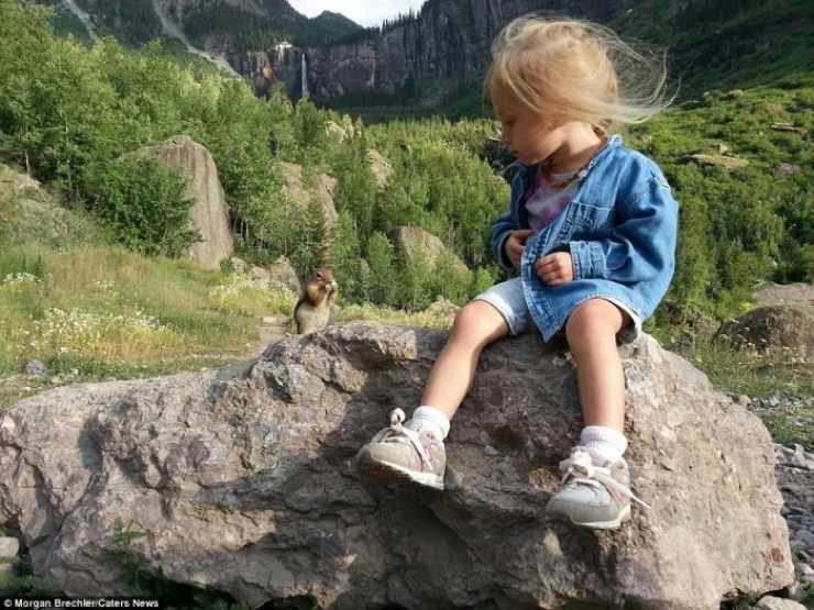 Illustration de l'article : Elle prend sa fille de 3 ans sur le dos et part à l'aventure... Des clichés à couper le souffle !