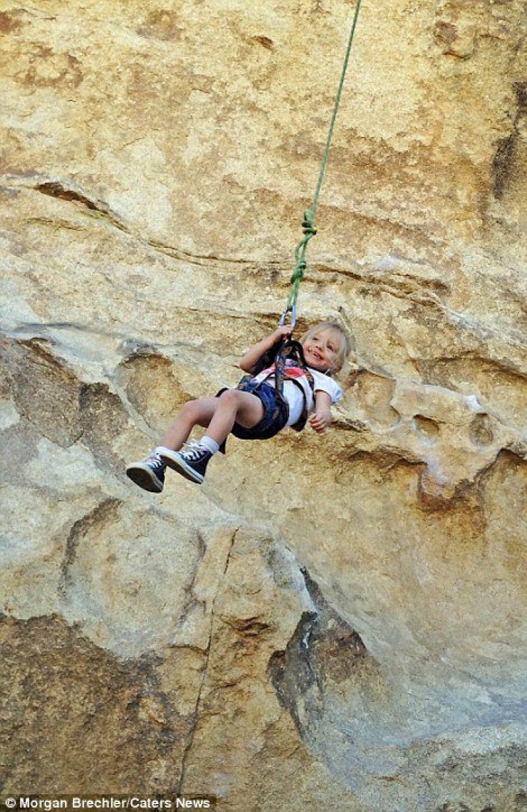 Illustration de l'article : Elle prend sa fille de 3 ans sur le dos et part à l'aventure... Des clichés à couper le souffle !