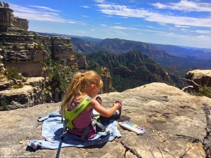 Illustration de l'article : Elle prend sa fille de 3 ans sur le dos et part à l'aventure... Des clichés à couper le souffle !