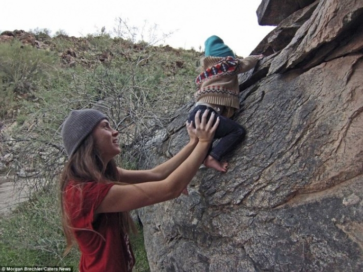 Illustration de l'article : Elle prend sa fille de 3 ans sur le dos et part à l'aventure... Des clichés à couper le souffle !