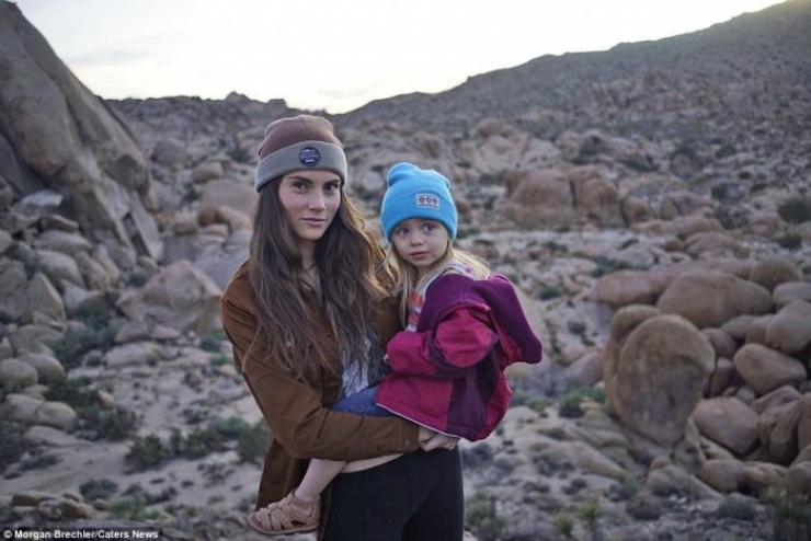 Illustration de l'article : Elle prend sa fille de 3 ans sur le dos et part à l'aventure... Des clichés à couper le souffle !