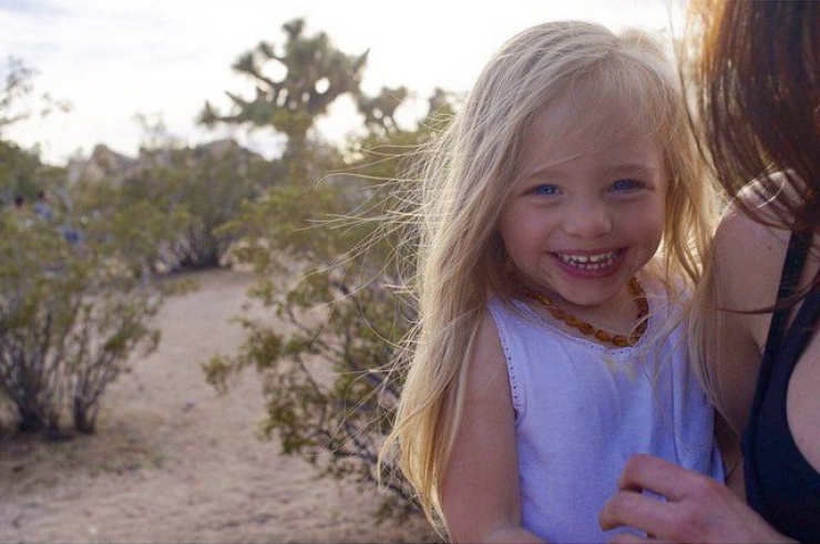 Illustration de l'article : Elle prend sa fille de 3 ans sur le dos et part à l'aventure... Des clichés à couper le souffle !