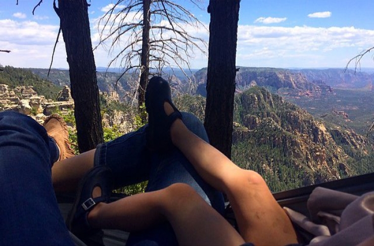 Illustration de l'article : Elle prend sa fille de 3 ans sur le dos et part à l'aventure... Des clichés à couper le souffle !