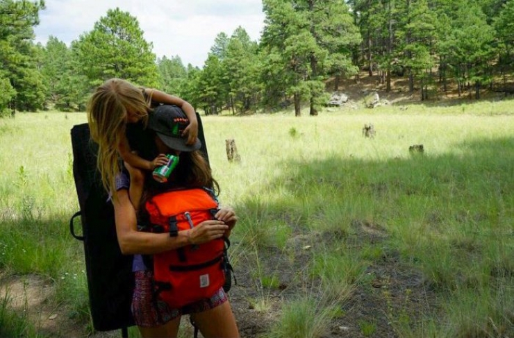 Illustration de l'article : Elle prend sa fille de 3 ans sur le dos et part à l'aventure... Des clichés à couper le souffle !