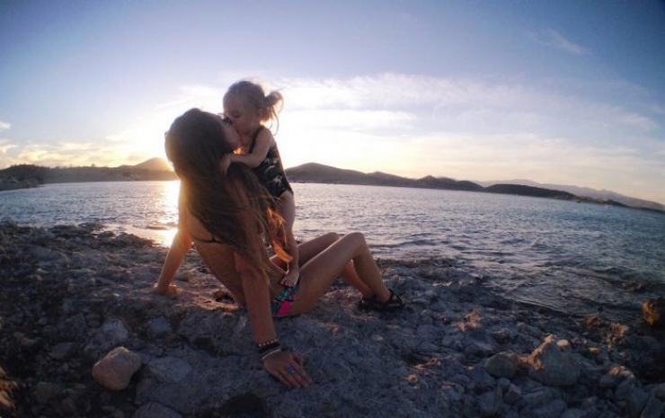 Illustration de l'article : Elle prend sa fille de 3 ans sur le dos et part à l'aventure... Des clichés à couper le souffle !