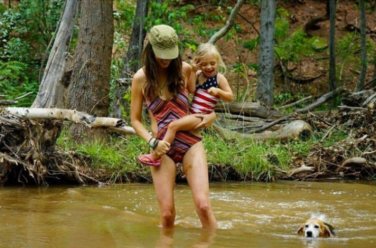 Illustration de l'article : Elle prend sa fille de 3 ans sur le dos et part à l'aventure... Des clichés à couper le souffle !