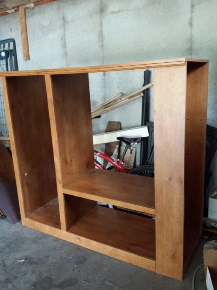 Illustration de l'article : Pour faire plaisir à sa fille, il transforme un vieux meuble Tv en dressing de princesse...