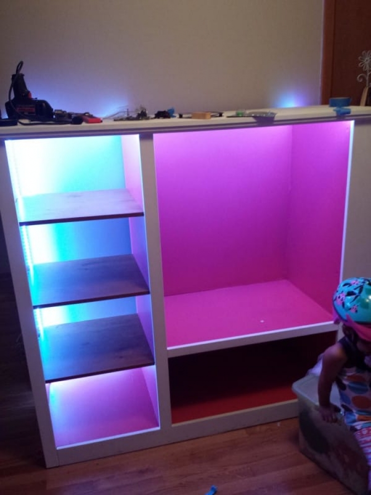 Illustration de l'article : Pour faire plaisir à sa fille, il transforme un vieux meuble Tv en dressing de princesse...