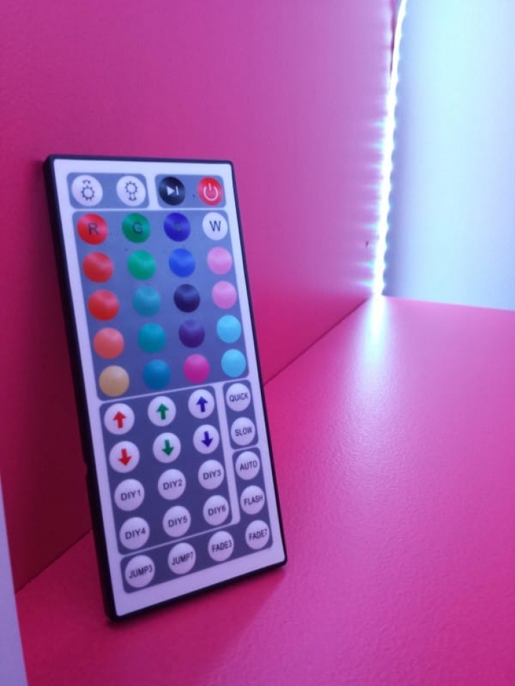 Illustration de l'article : Pour faire plaisir à sa fille, il transforme un vieux meuble Tv en dressing de princesse...