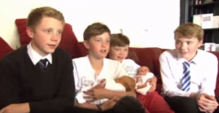 Illustration de l'article : Déjà mère de jumeaux à deux reprises, voici ce que les médecins ont trouvé dans son ventre, 10 ans plus tard...