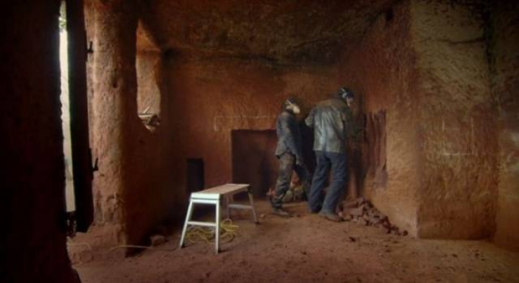 Illustration de l'article : Cet homme dépense 134.000 euros pour vivre dans une grotte vieille de 800 ans... L'intérieur est unique en son genre !
