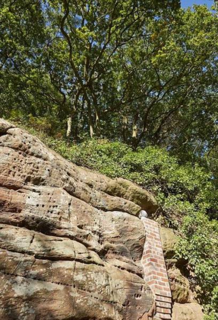Illustration de l'article : Cet homme dépense 134.000 euros pour vivre dans une grotte vieille de 800 ans... L'intérieur est unique en son genre !