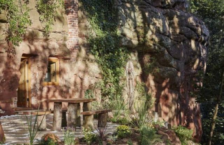 Illustration de l'article : Cet homme dépense 134.000 euros pour vivre dans une grotte vieille de 800 ans... L'intérieur est unique en son genre !