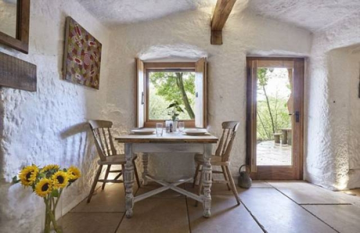 Illustration de l'article : Cet homme dépense 134.000 euros pour vivre dans une grotte vieille de 800 ans... L'intérieur est unique en son genre !