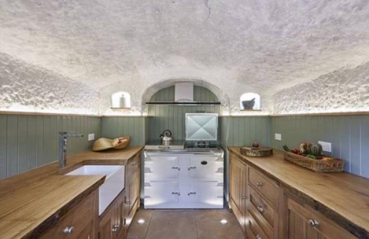 Illustration de l'article : Cet homme dépense 134.000 euros pour vivre dans une grotte vieille de 800 ans... L'intérieur est unique en son genre !